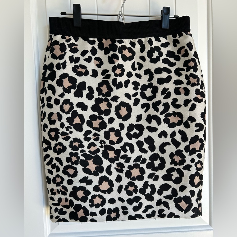 EUC AnnTaylor mini skirt in leopard print